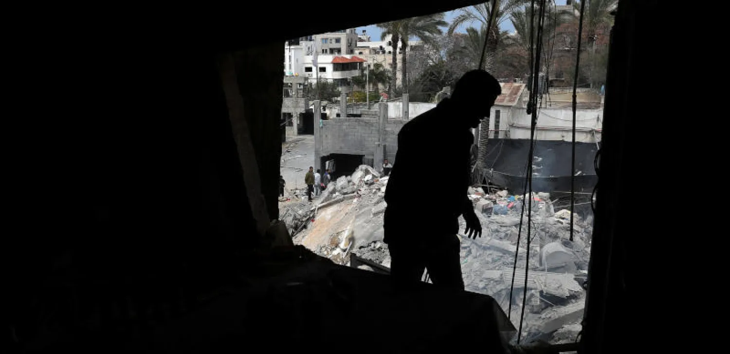 رجل فلسطيني يتفقد منزله المدمر عقب غارة جوية إسرائيلية (رويترز)