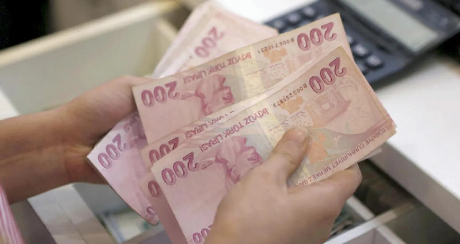 تراجعت الليرة التركية أمس نحو 5% مع استمرار قلق المستثمرين من إجراءات حجب السيولة (رويترز)