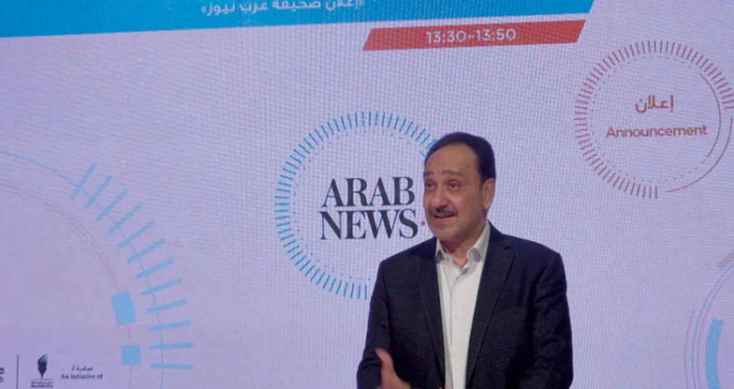 طارق مشخص نائب رئيس تحرير «عرب نيوز» أثناء الإعلان عن إطلاق التطبيق الجديد أمس بدبي