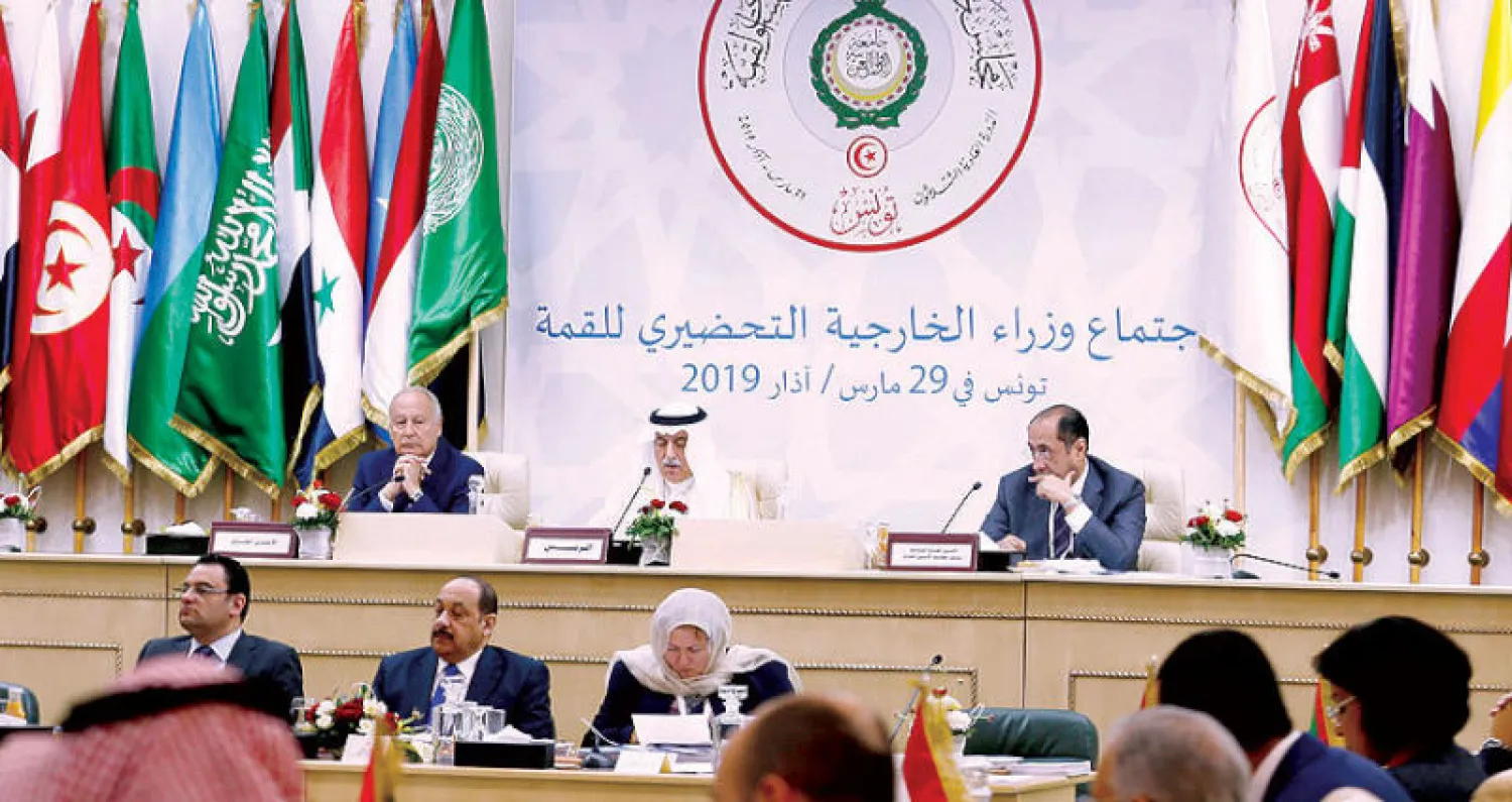 وزير الخارجية السعودي ابراهيم العساف خلال مشاركته في الاجتماع الوزاري بتونس أمس والى يمينه الأمين العام للجامعة العربية  أحمد أبو الغيط والى يساره وزير الخارجية التونسي (رويترز)