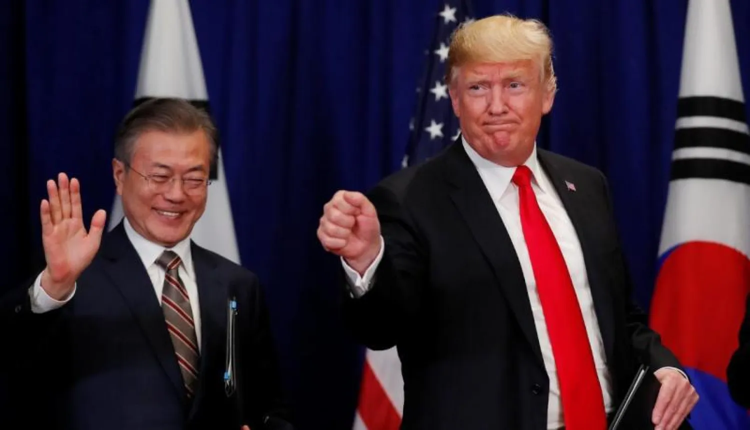 الرئيس الأميركي دونالد ترمب برفقة نظيره الكوري الجنوبي مون جيه - إن (أرشيف - رويترز)