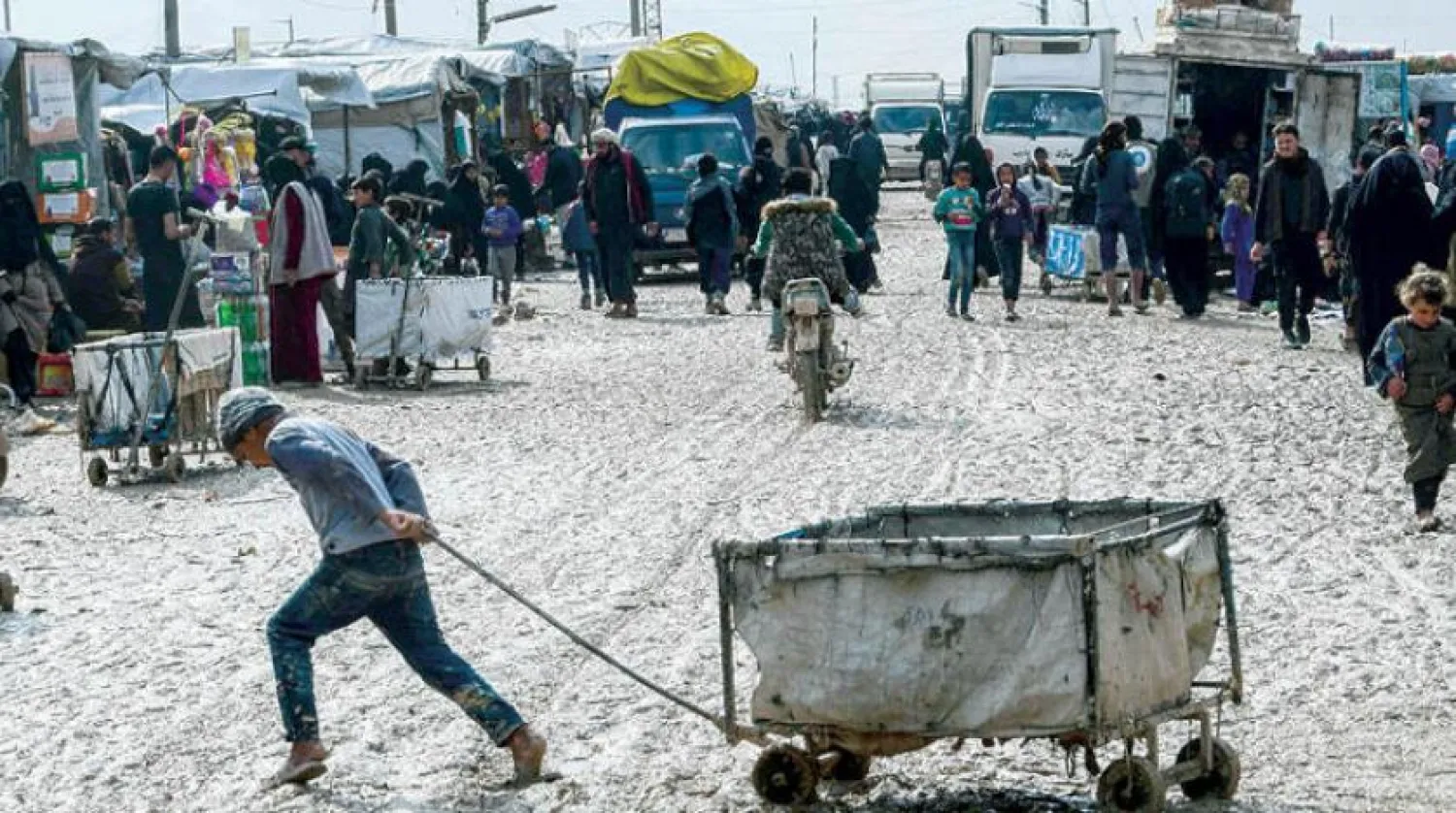 Suriye’nin doğusundaki el-Hol mülteci kampından ayrılanlar (AFP)