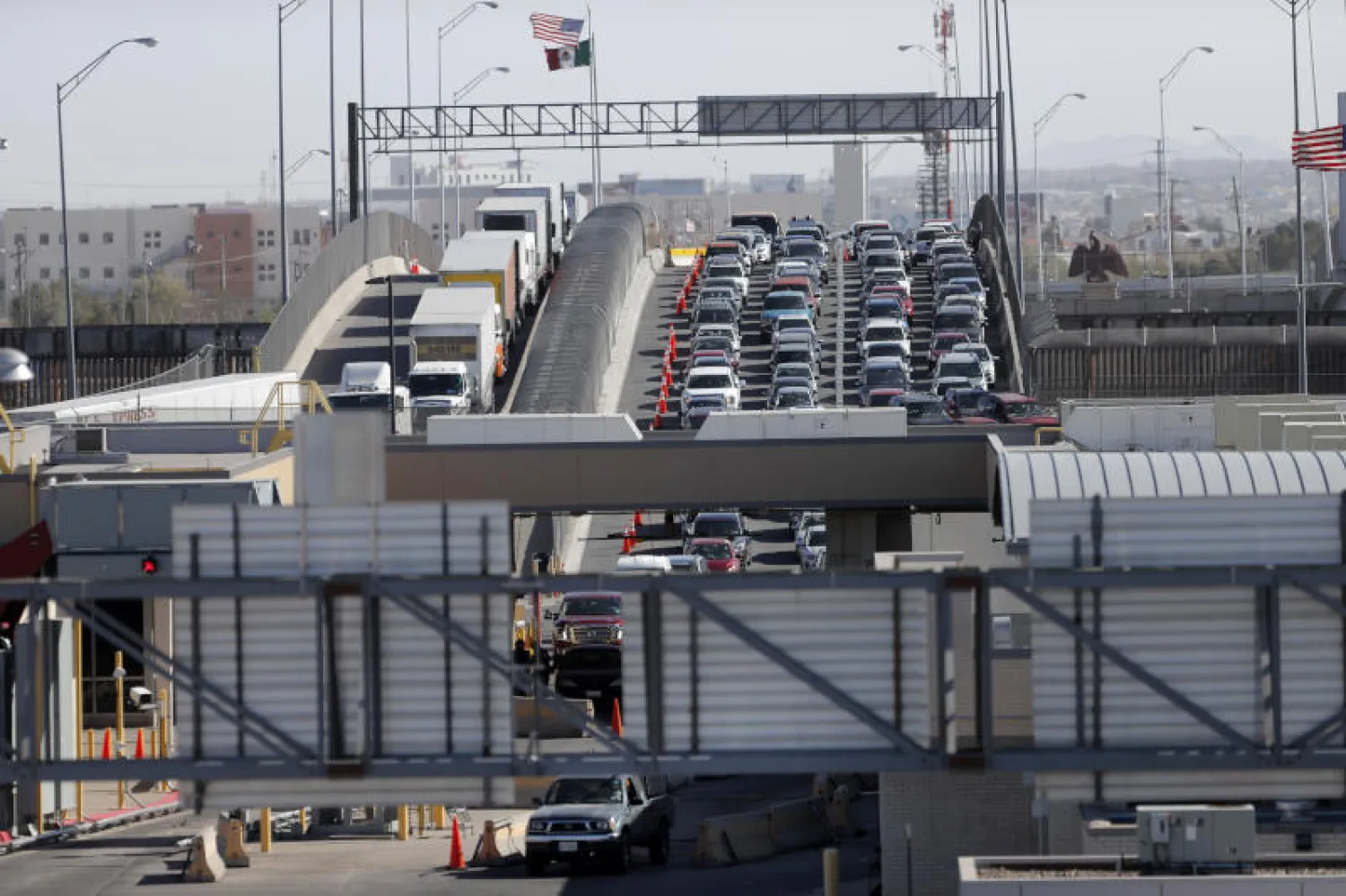 السيارات والشاحنات تصطف لدخول الولايات المتحدة من المكسيك عند معبر حدودي قرب تكساس (أ.ب)
