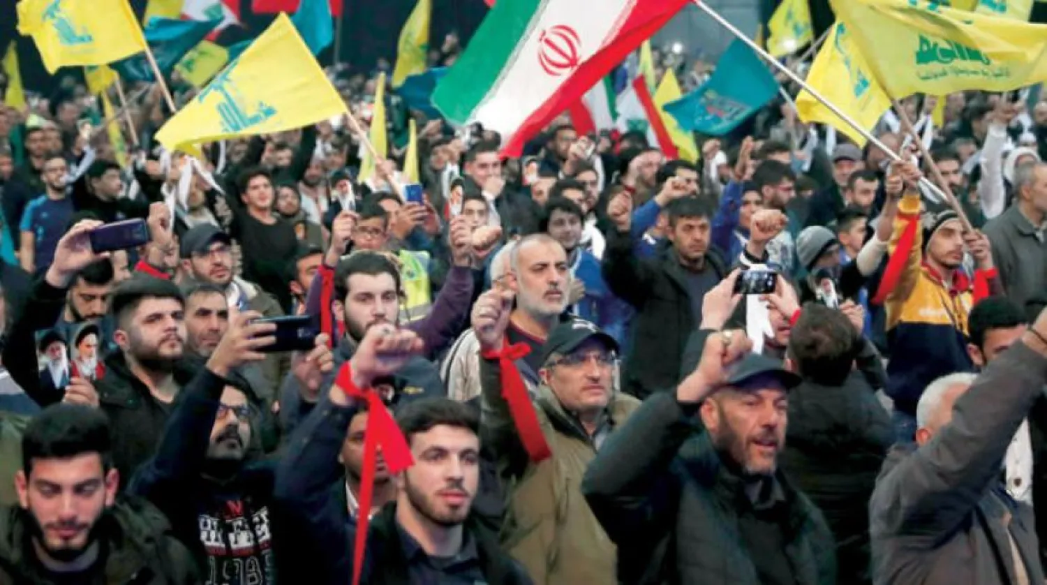 Hizbullah destekçileri, Beyrut'ta İran devriminin yıldönümünü kutlarken (AP)