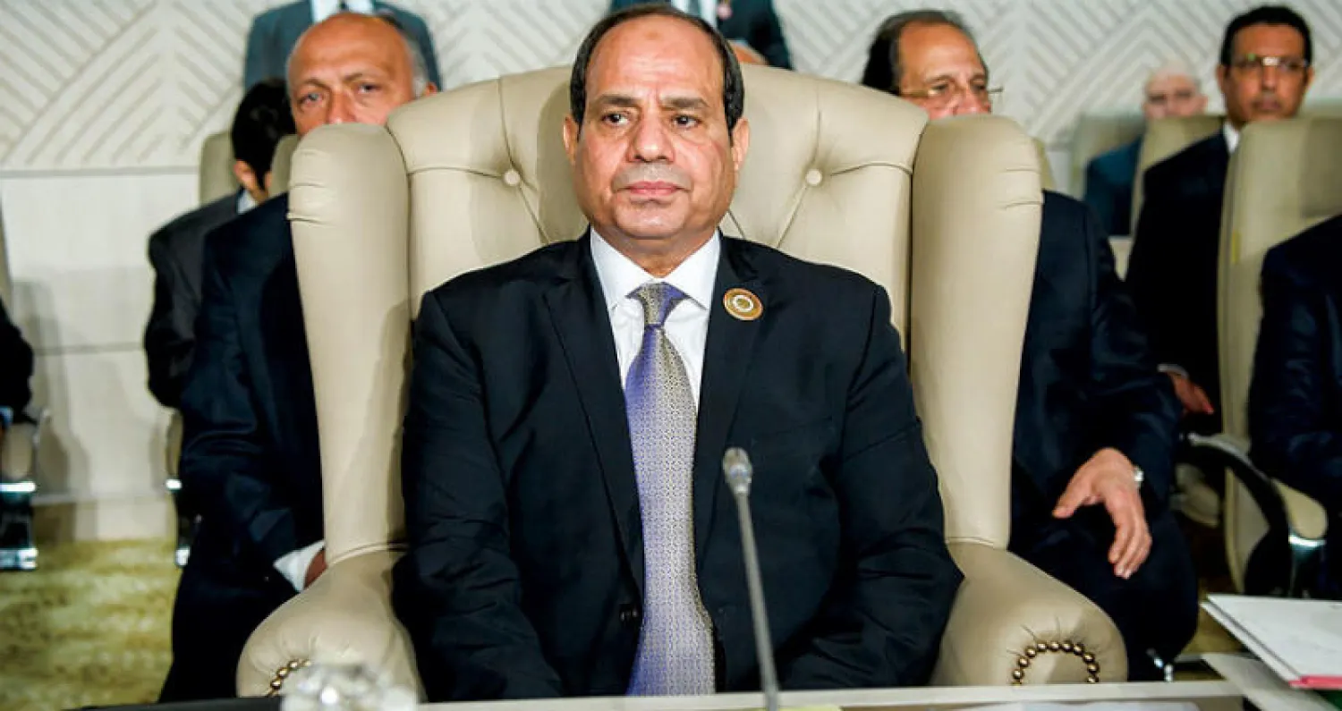 الرئيس المصري مترئساً وفد بلاده في قمة تونس أمس (أ.ف.ب)