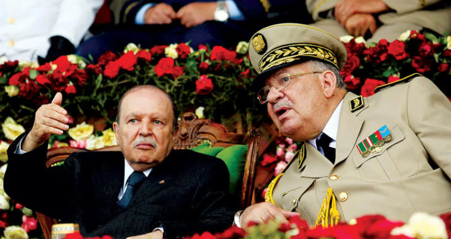 بوتفليقة مع قايد صالح خلال مناسبة في الكلية العسكرية عام 2012 (رويترز)