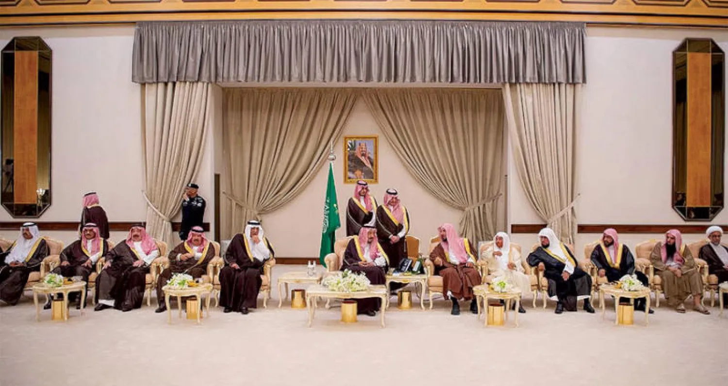 خادم الحرمين الشريفين مستقبلاً الأمراء والعلماء وجمعاً من المواطنين في قصر الخليج في المنطقة الشرقية أمس (واس)