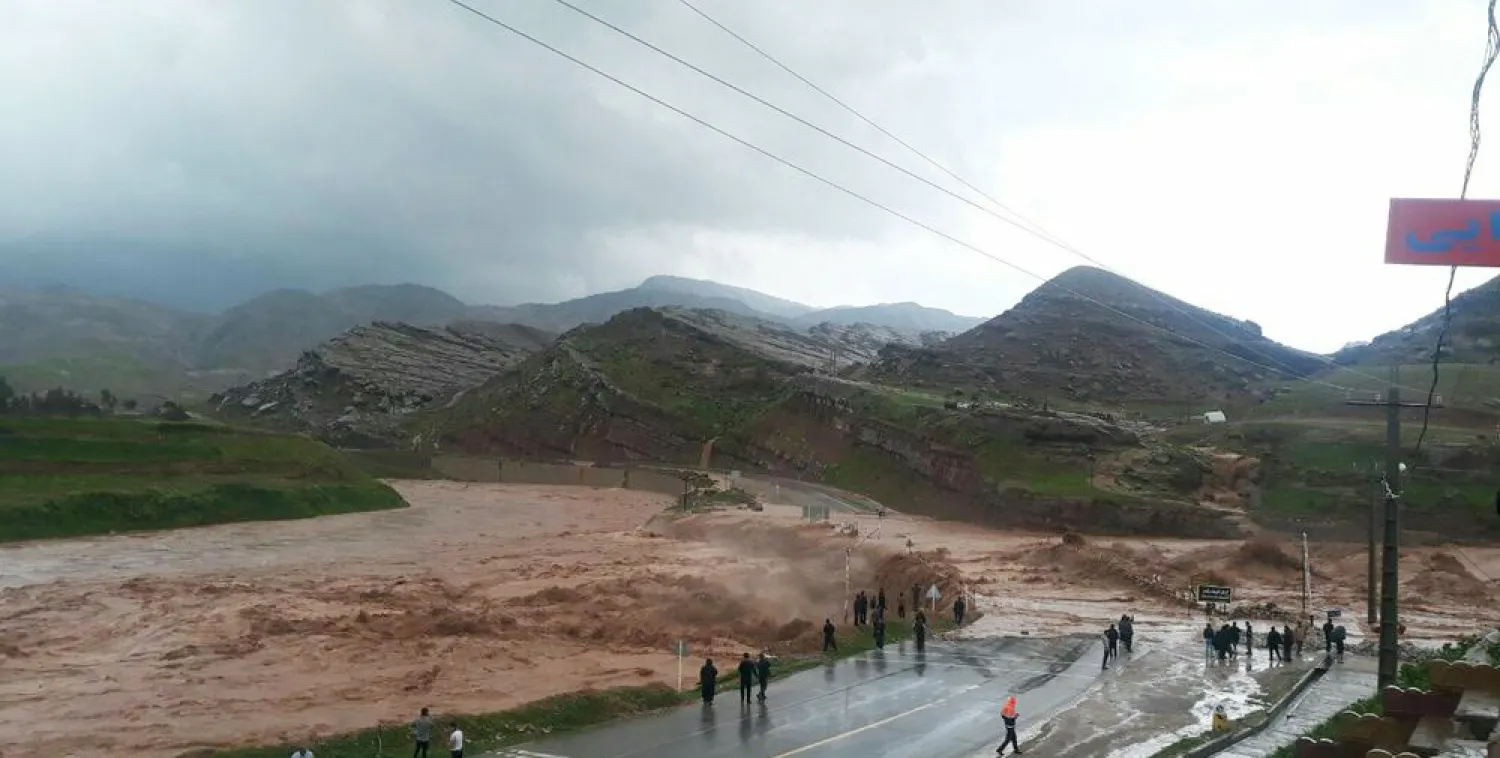 الفيضانات تقطع طريقاً يربط محافظات الجنوب ووسط إيران بجبال زاغروس في ضواحي مدينة خرم آباد (وكالة مهر)