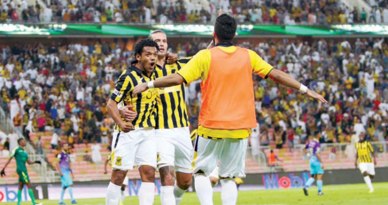 روماريو لاعب الاتحاد يحتفل بهدفه في الباطن (تصوير: عبد الله الفالح)