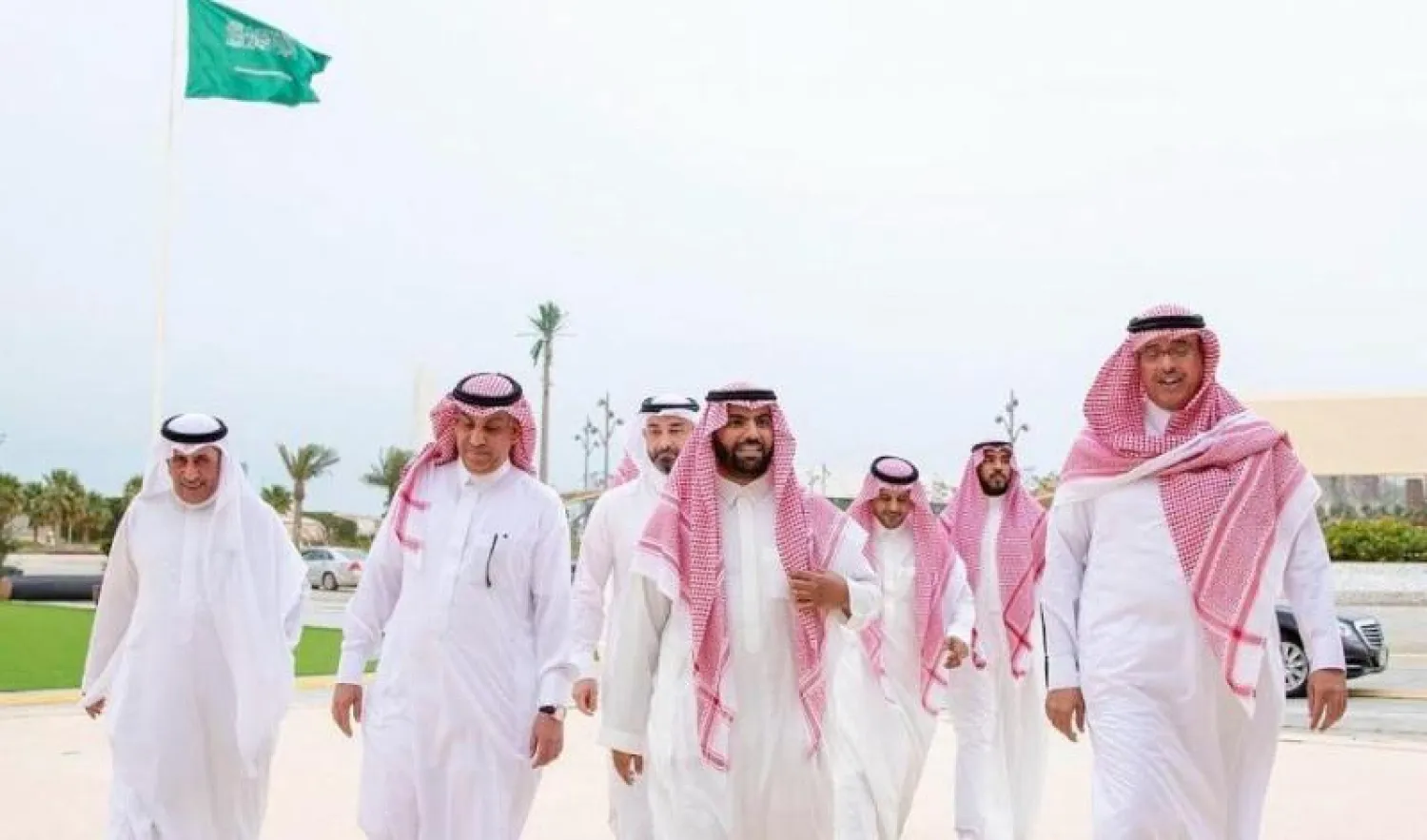 الأمير بدر بن عبد الله بن فرحان وزير الثقافة السعودي خلال زيارته لمركز الملك عبد العزيز الثقافي العالمي (واس)