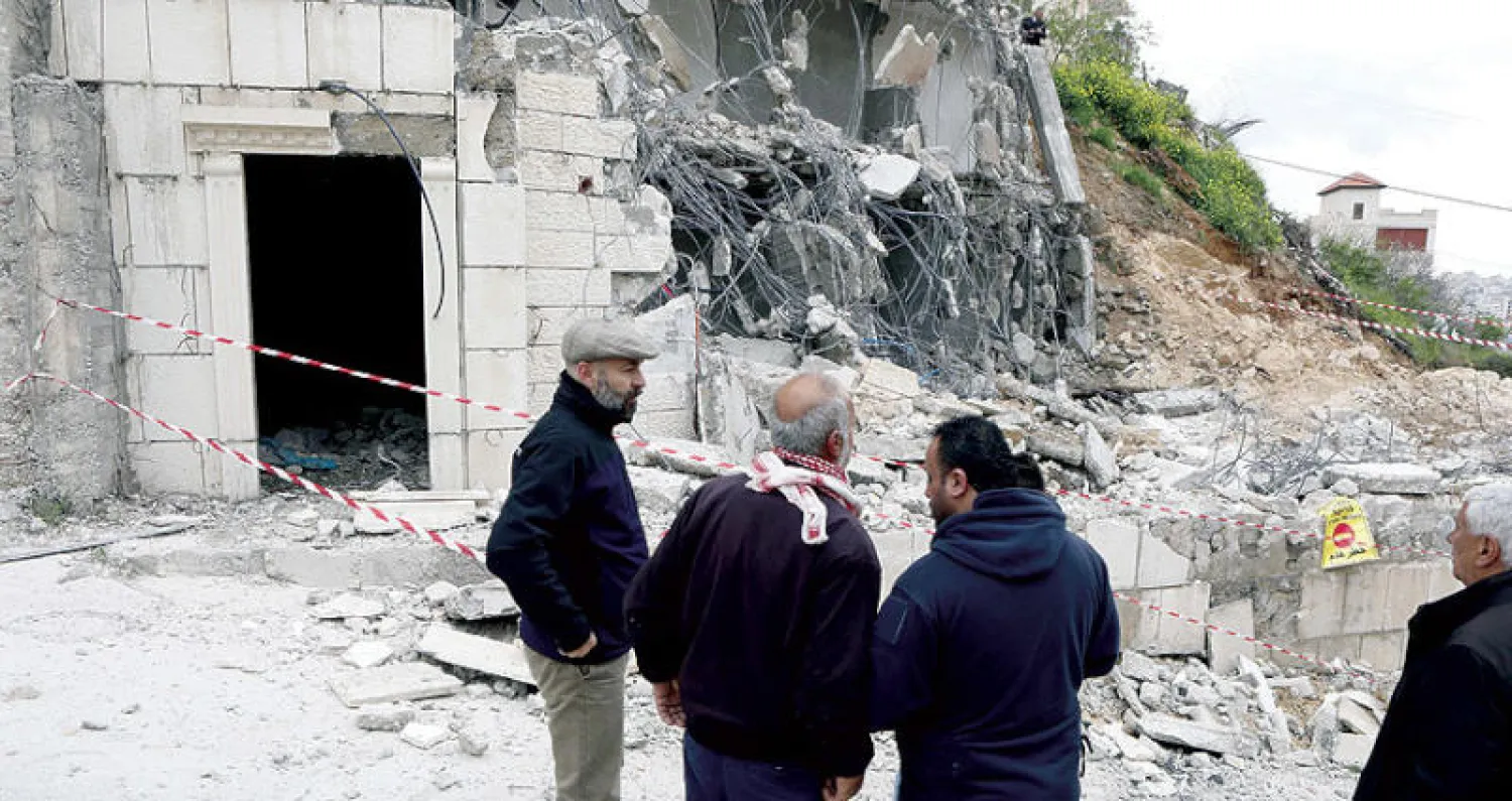 فلسطينيون يتفحصون بيتاً هدمته إسرائيل قرب بيت لحم (إ.ب.أ)