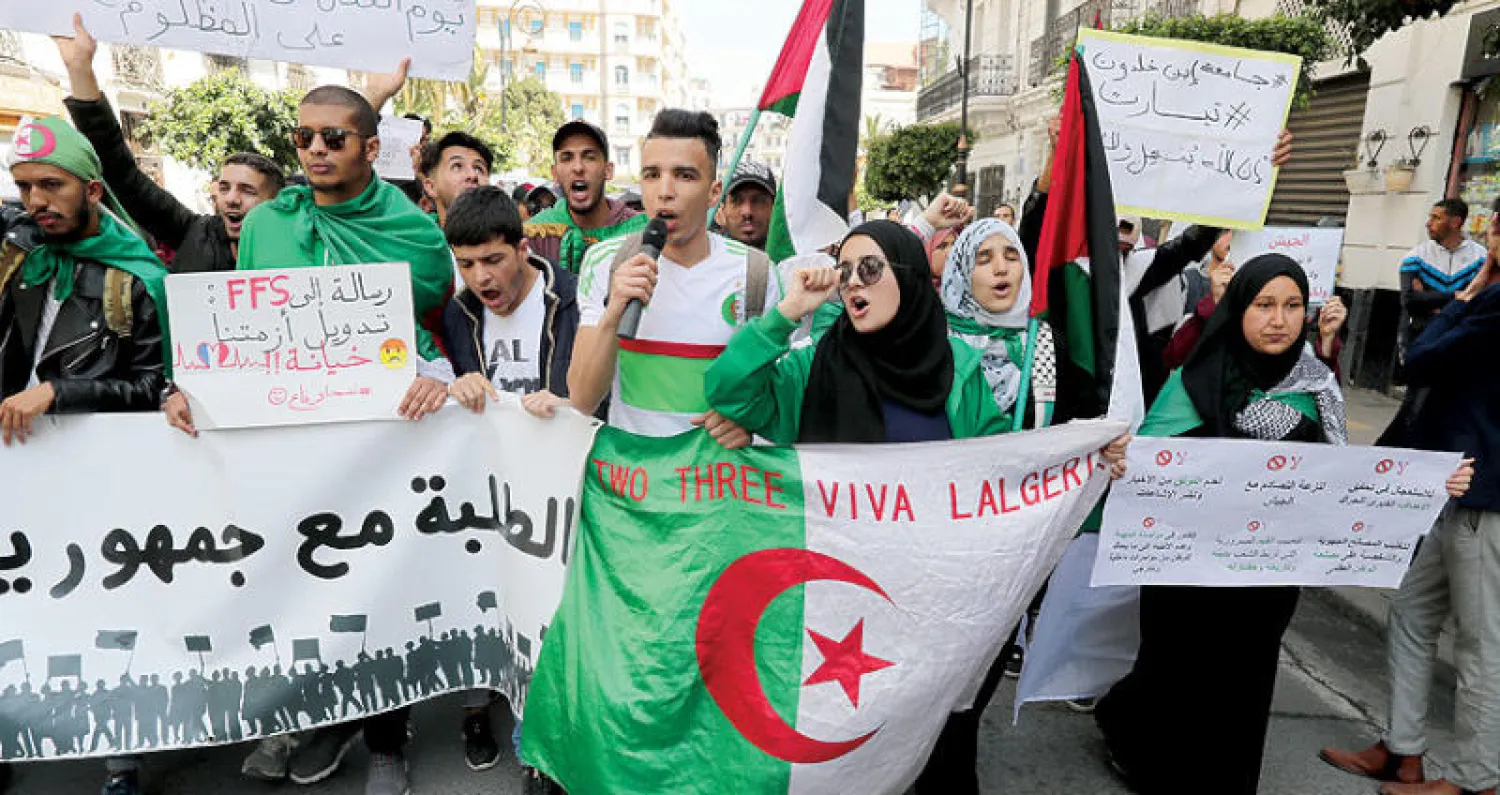 جانب من احتجاجات الطلبة وسط العاصمة الجزائرية أمس (إ.ب.أ)