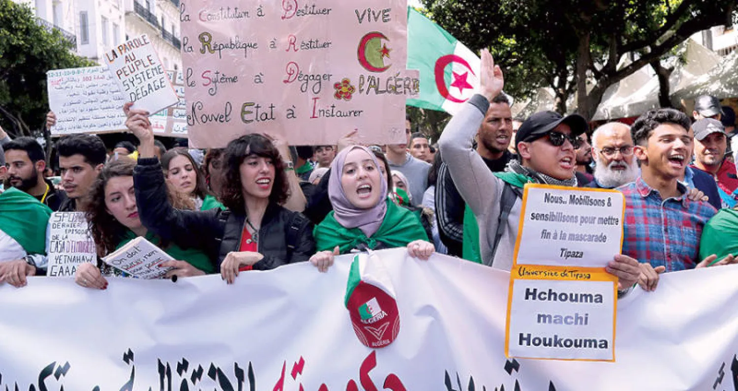 مسيرة لطلاب تشدّد على رحيل النظام في الجزائر أمس قبل تسليم بوتفليقة استقالته رسمياً (إ.ب.أ)