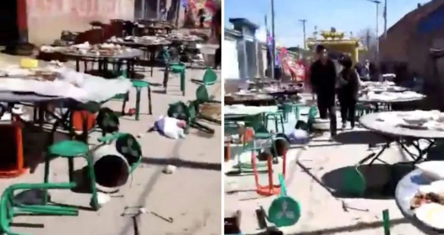 صورة تداولها رواد «تويتر» لتناثر الكراسي والطاولات في موقع الحدث بسبب الانفجار