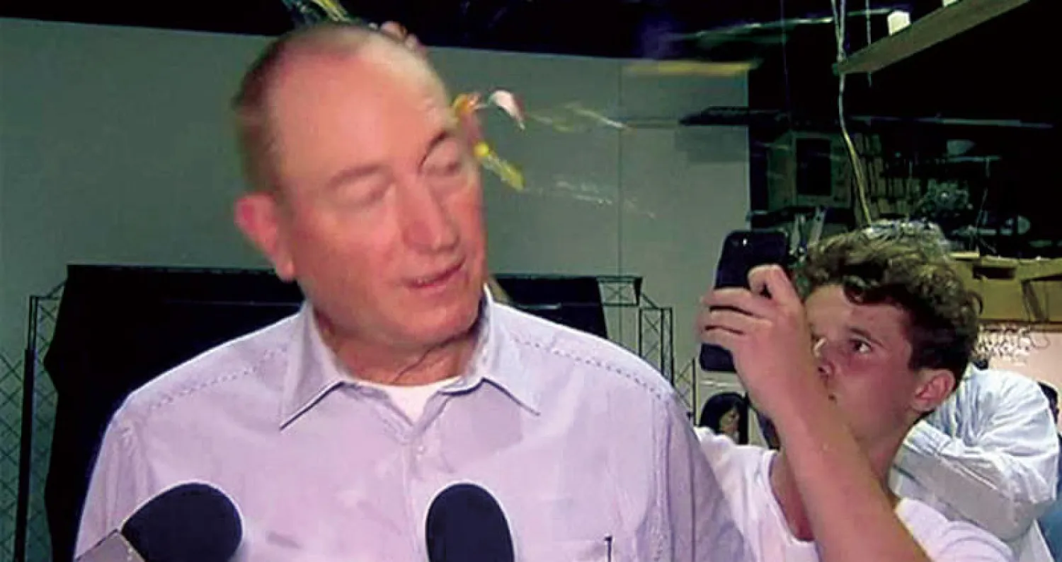 السيناتور أنينغ لدى تلقيه الضربة بالبيضة (أ.ب)