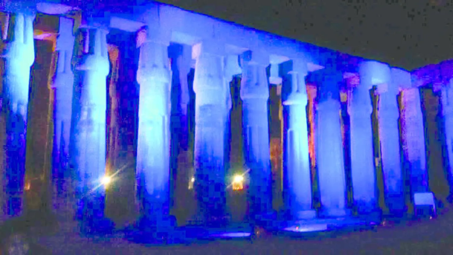 معبد الأقصر باللون الأزرق