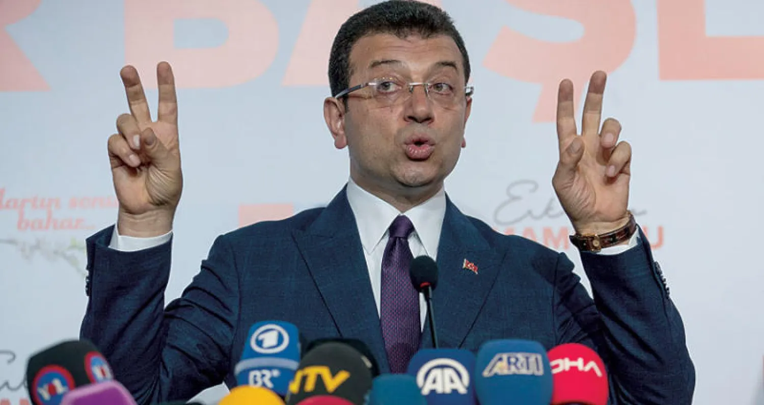 مرشح حزب الشعب الجمهوري المعارض عن بلدية إسطنبول أكرم إمام أوغلو خلال مؤتمر صحافي بعد فوزه (إ.ب.أ)