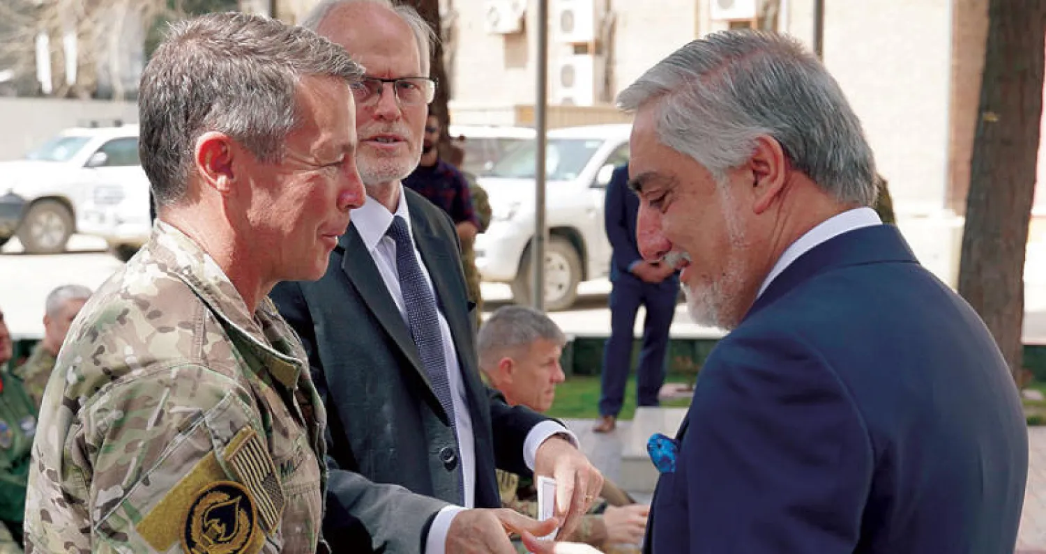 الرئيس التنفيذي لأفغانستان مستقبلاً قائد قوات الناتو في أفغانستان الجنرال ميلر ورئيس بعثة الحلف الأطلسي في كابل (أ.ف.ب)