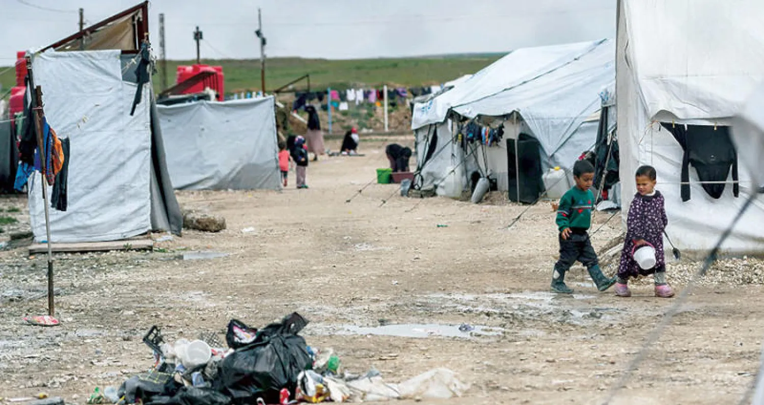 أطفال يسيرون في مخيم الهول شمال سوريا (أ.ف.ب)