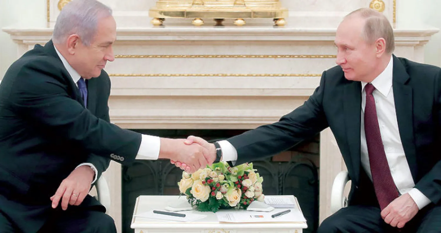 الرئيس الروسي مستقبلاً نتنياهو في موسكو في صورة تعود إلى فبراير الماضي (إ.ب.أ)