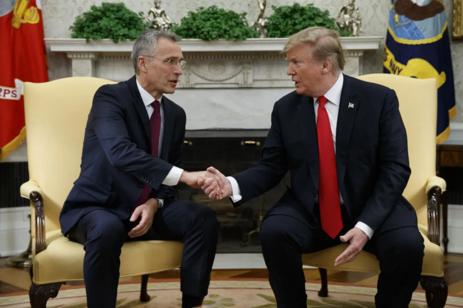 الرئيس الأميركي دونالد ترمب يصافح الأمين العام لحلف شمال الأطلسي ينس ستولتنبرغ (أ.ب)