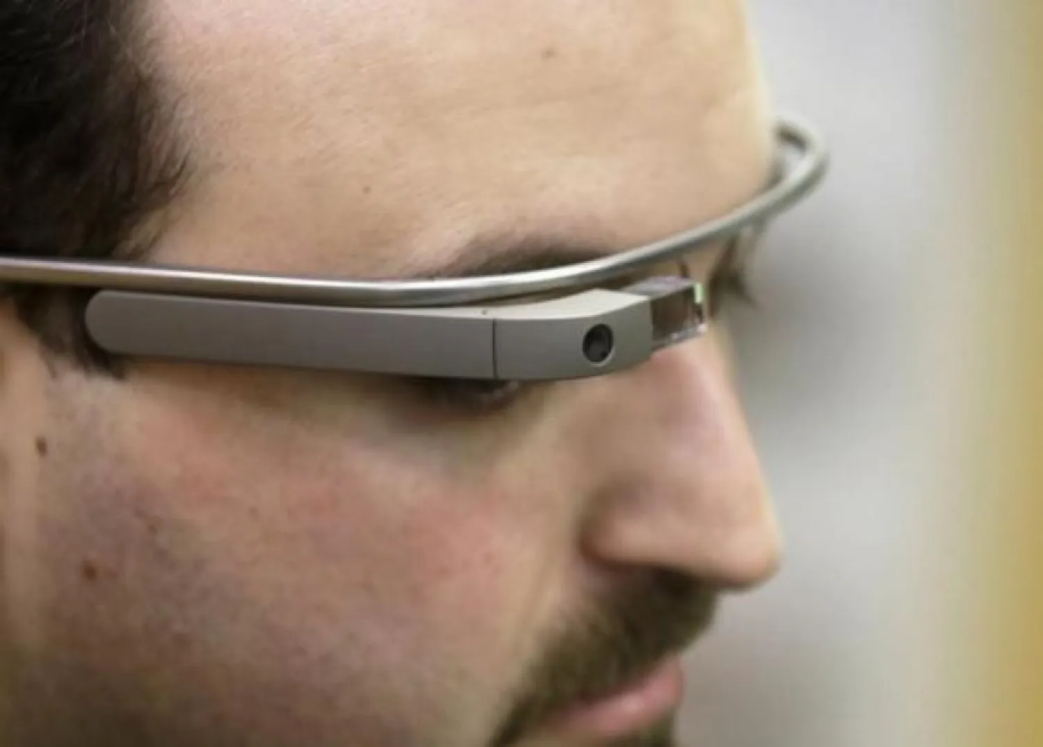 Developer Maximiliano Firtman wears the prototype device Google Glass before a news conference ahead of the 2013 RigaComm event in Riga on November 4, 2013. Photo: Reuters