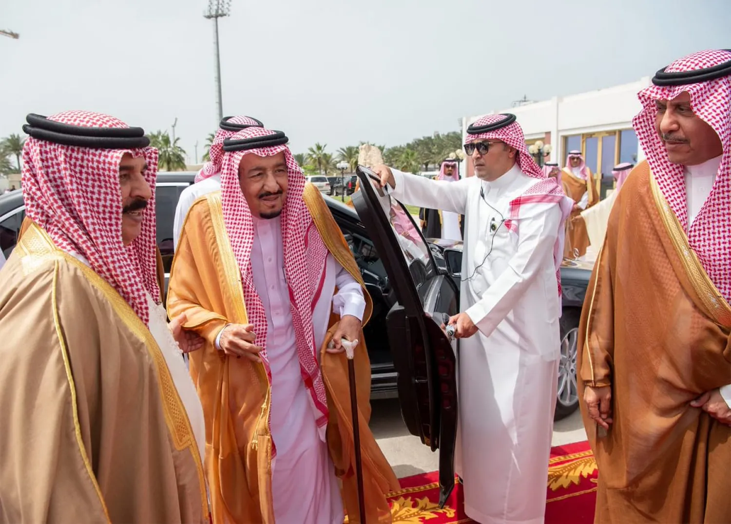  خادم الحرمين الشريفين يصل الى البحرين (واس)
ملك البحرين في استقبال خادم الحرمين (واس)