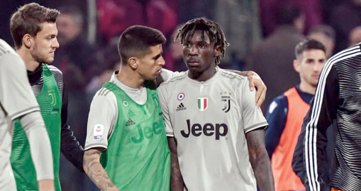 كانسيلو لاعب يوفنتوس يواسي زميله كين (أ.ف.ب)