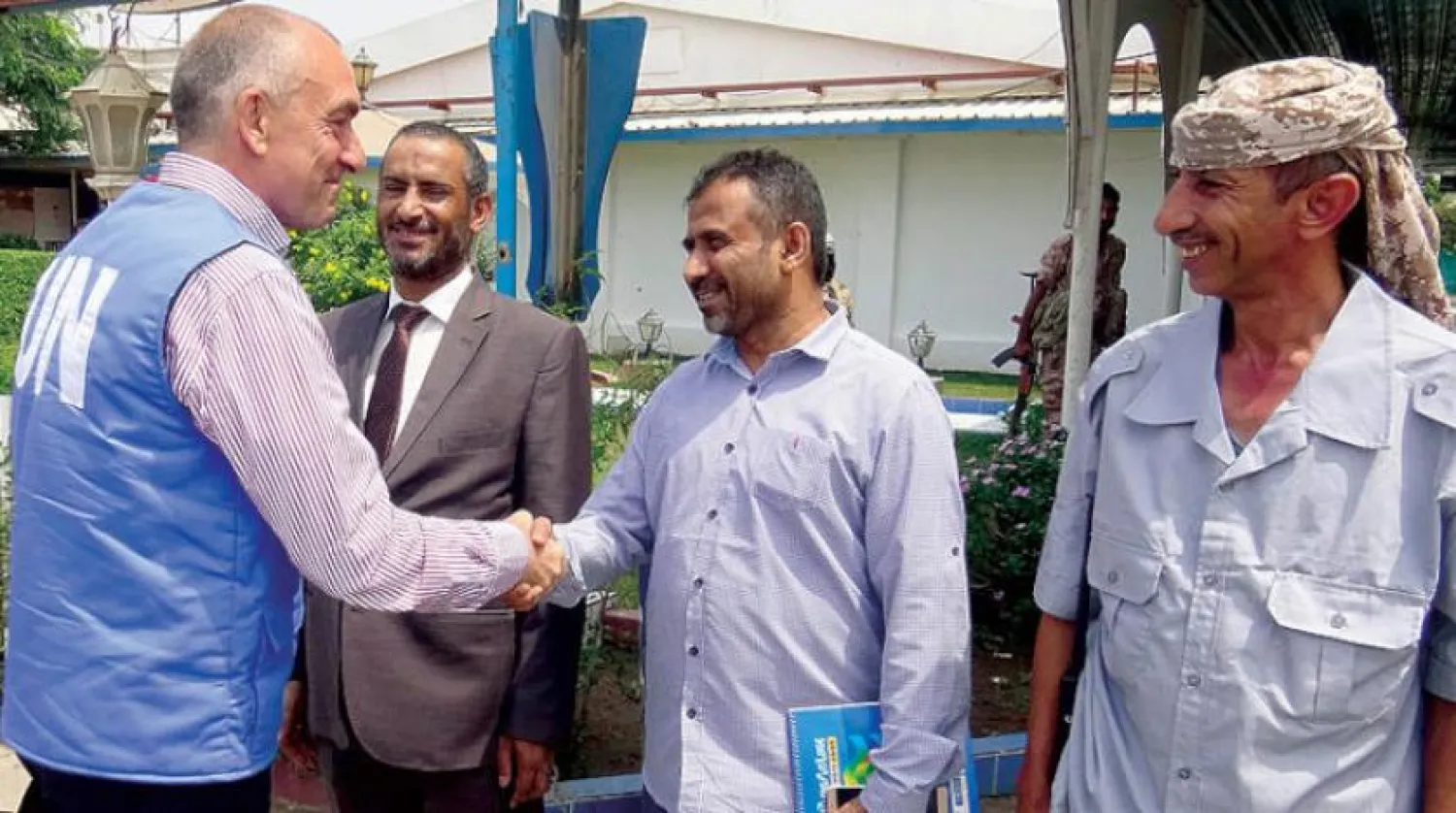 The head of the UN observer mission in Yemen meets people in the Red Sea port city of Hodeidah on April 2, 2019. Khaled ZIAD / AFP