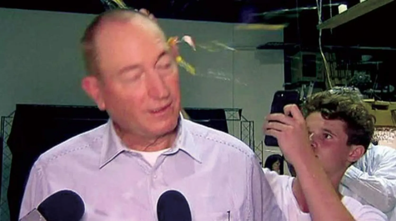 Senatör Fraser Anning, yumurta atılarak protesto edilmişti. (AP)