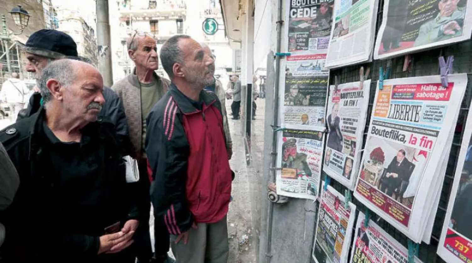 Algerians in the capital read local newspapers in Algiers (EPA)