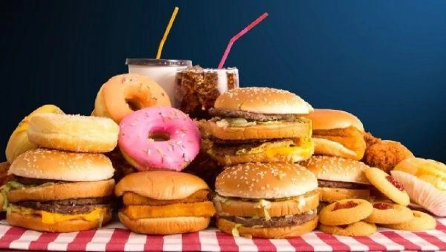 يتناول الكثير من الناس المشروبات المحلاة واللحوم المصنعة والملح بصورة مفرطة (رويترز)