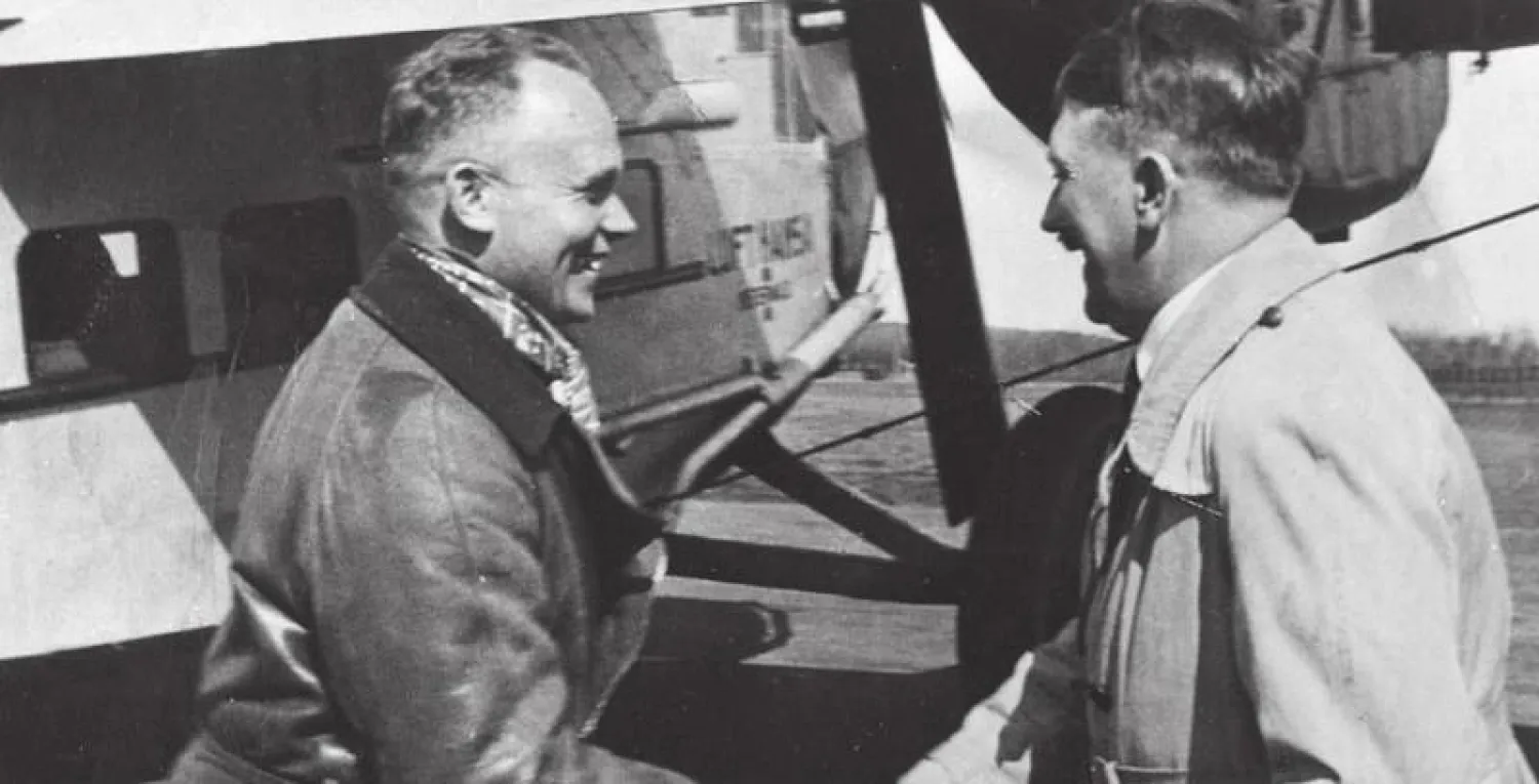 أدولف هتلر وهانز باور يتصافحان (ديلي ميل)