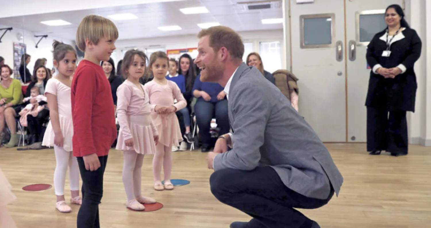 الأمير هاري يتحدث مع طفل يشارك في الباليه في غرب لندن (أ.ف.ب)