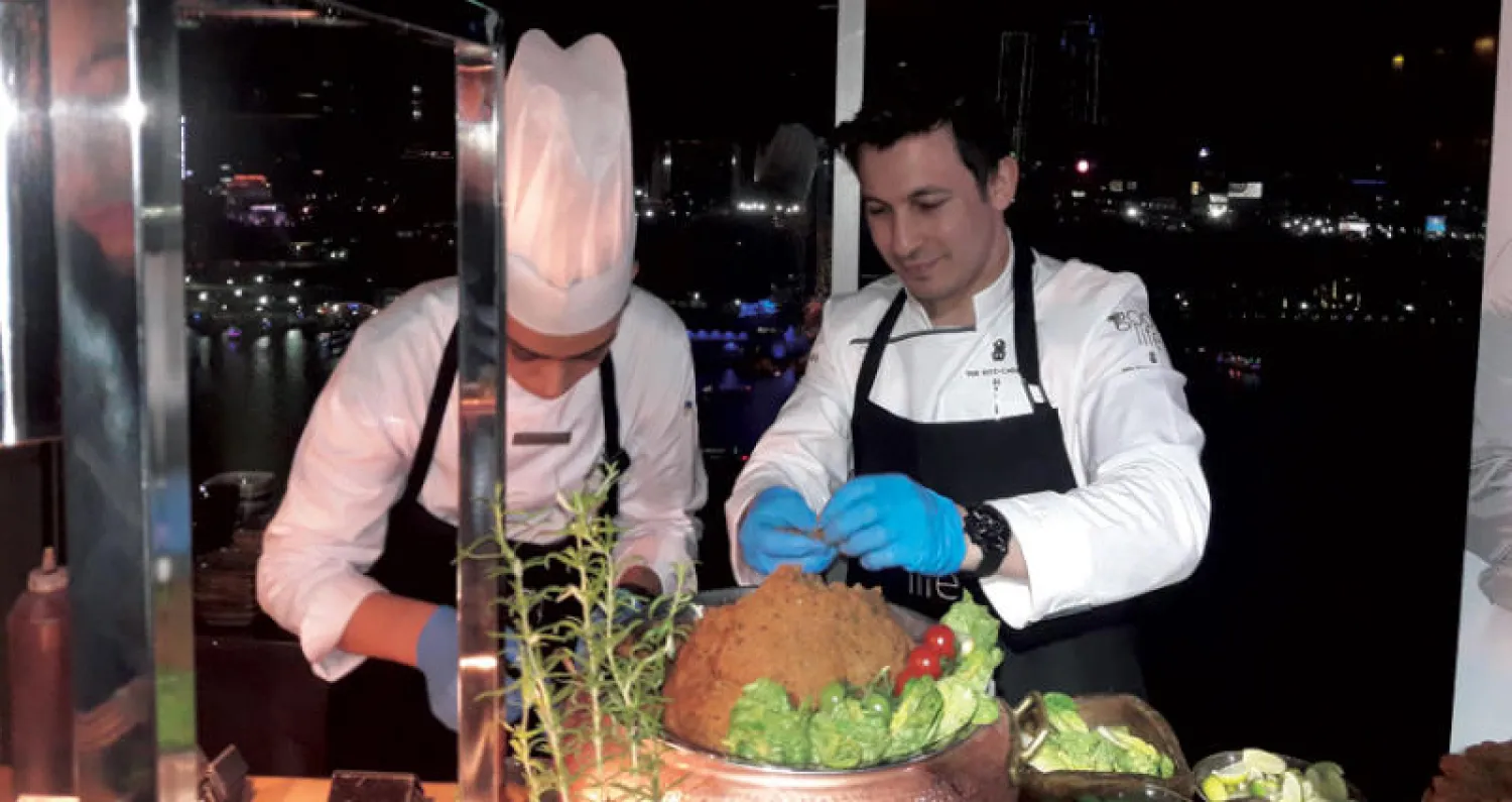 الشّيف الإيطالي جياني مالاو خلال إحدى فعاليات مهرجان «لذة الحياة»