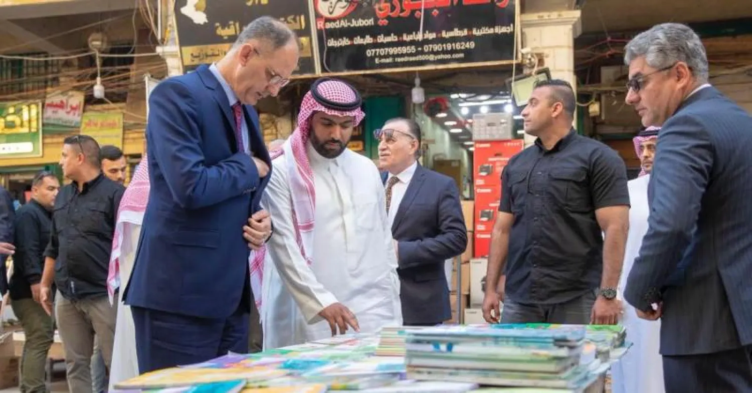 الأمير بدر بن فرحان خلال زيارته المعالم التاريخية والثقافية في بغداد (واس)