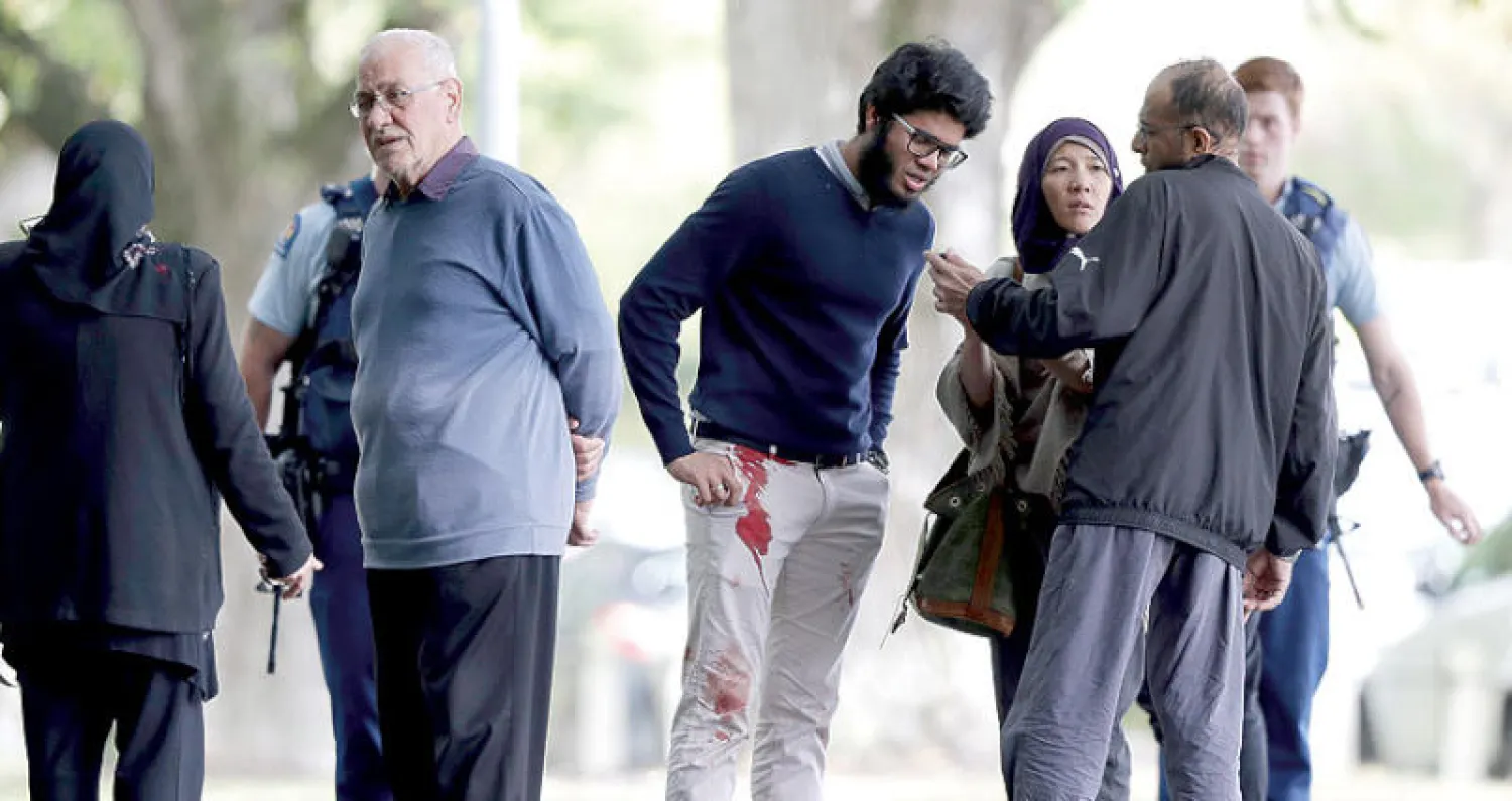 مواطنون مسلمون خارج مسجد النور عقب الهجوم الإرهابي 15 مارس الماضي (أ.ب)