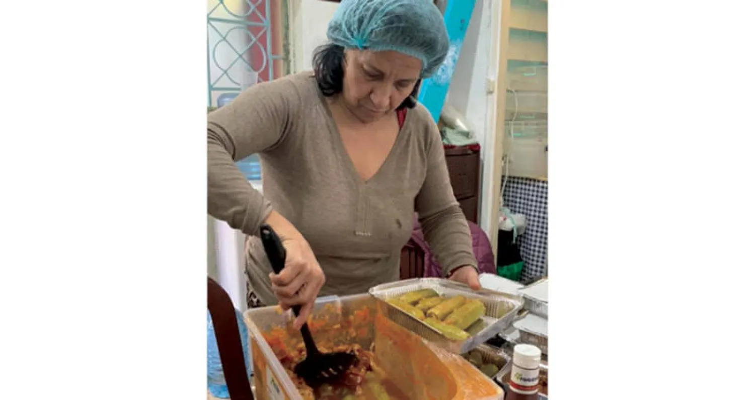 ريتا بولس صاحبة بيت «أنا كمان جعت» تحضّر وجبات الطعام للمحتاجين