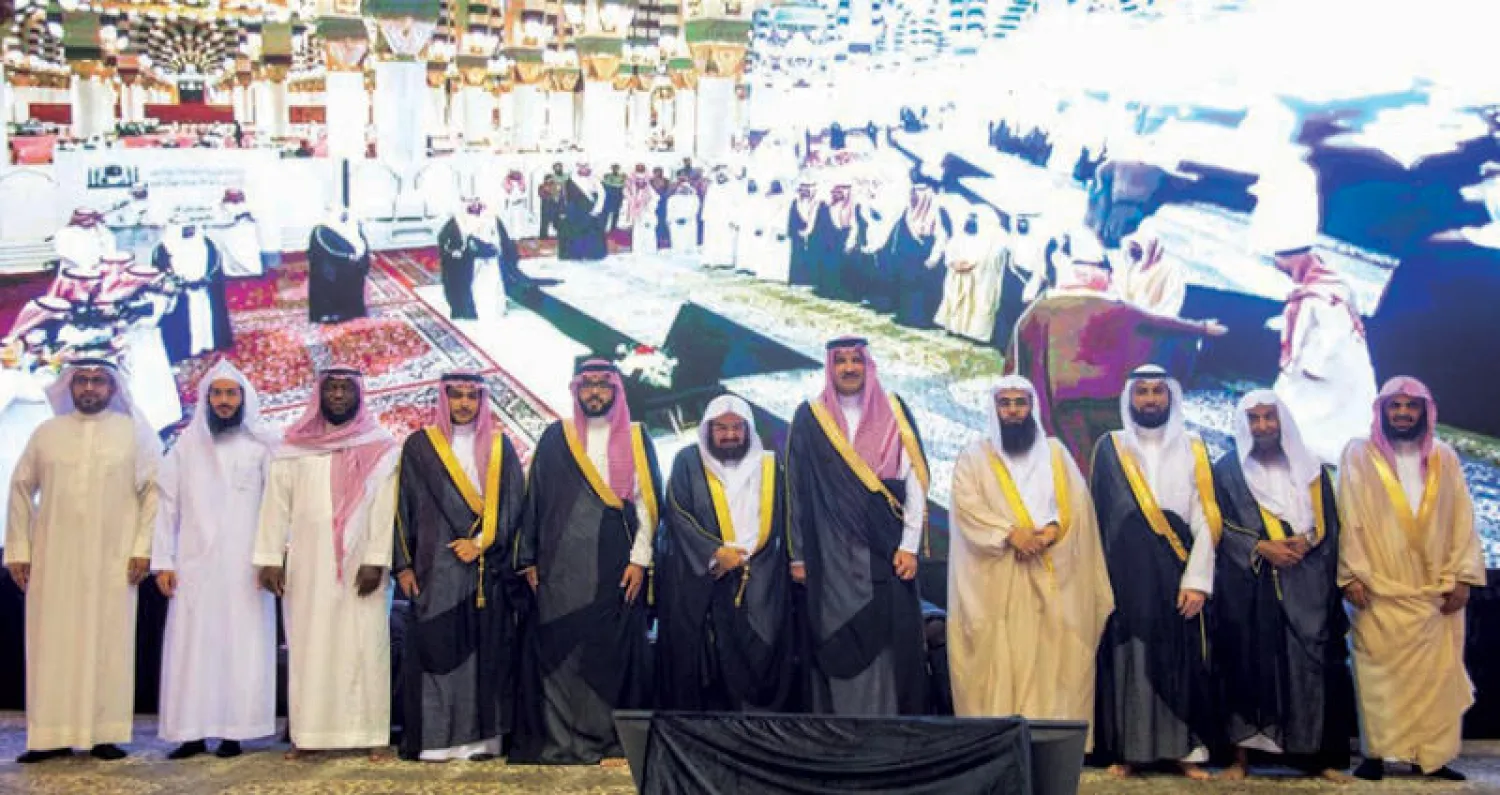 الأمير فيصل بن سلمان خلال حفل تخريج الدفعة السادسة من طلاب كلية المسجد النبوي والدفعة الثانية عشرة من طلبة معهد المسجد النبوي الشريف