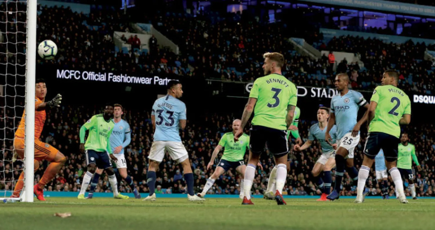 إحدى الفرص الكثيرة الضائعة من سيتي... كرة الناشئ فودين تصطدم بالقائم (إ.ب.أ)