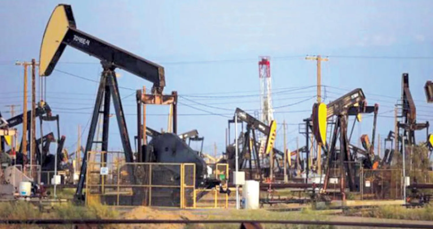 منصات حفر في حقل نفط أميركي (رويترز)