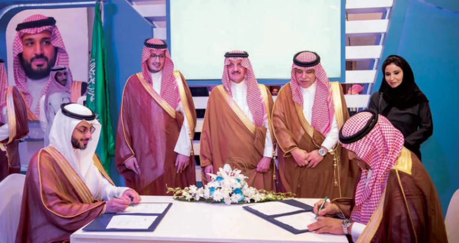 توقيع اتفاقية بين «أرامكو» و«منشآت» بحضور أمير المنطقة الشرقية ونائبه ووزير التجارة والاستثمار السعودي (الشرق الأوسط)