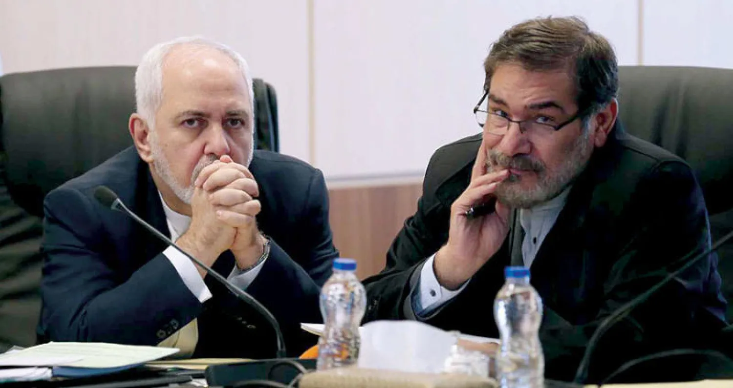 وزیر الخارجیة الإيراني محمد جواد ظريف وأمين عام مجلس الأمن القومي علي شمخاني في اجتماع لمجلس تشخيص مصلحة النظام يناير الماضي (إرنا)