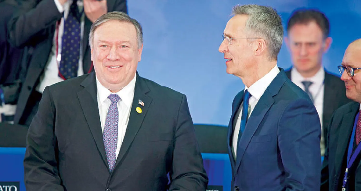 الأمين العام للحلف ينس ستولتنبرغ (يمين) مع وزير الخارجية الأميركي مايك بومبيو (إ.ب.أ)