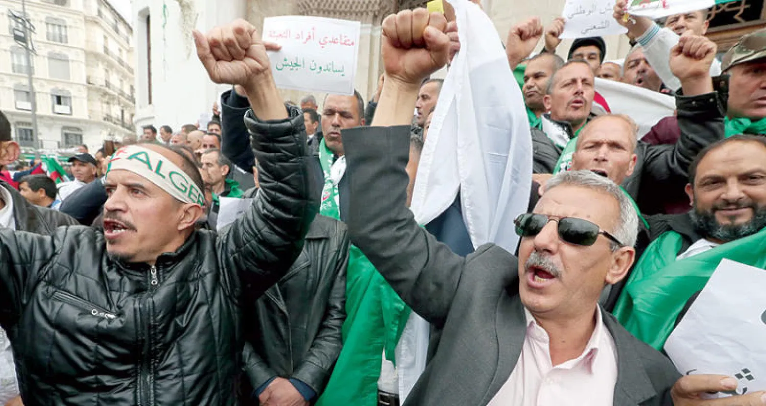 متقاعدون من الجيش في مظاهرة وسط العاصمة الجزائرية أمس للمطالبة برحيل كل عناصر نظام بوتفليقة (إ.ب.أ)