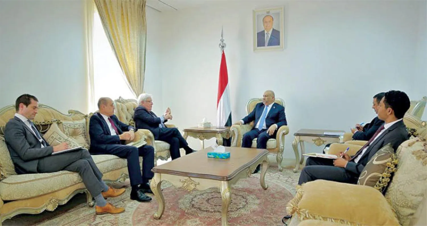 خالد اليماني وزير الخارجية اليمني لدى لقائه غريفيث في الرياض أول من أمس (سبأ)