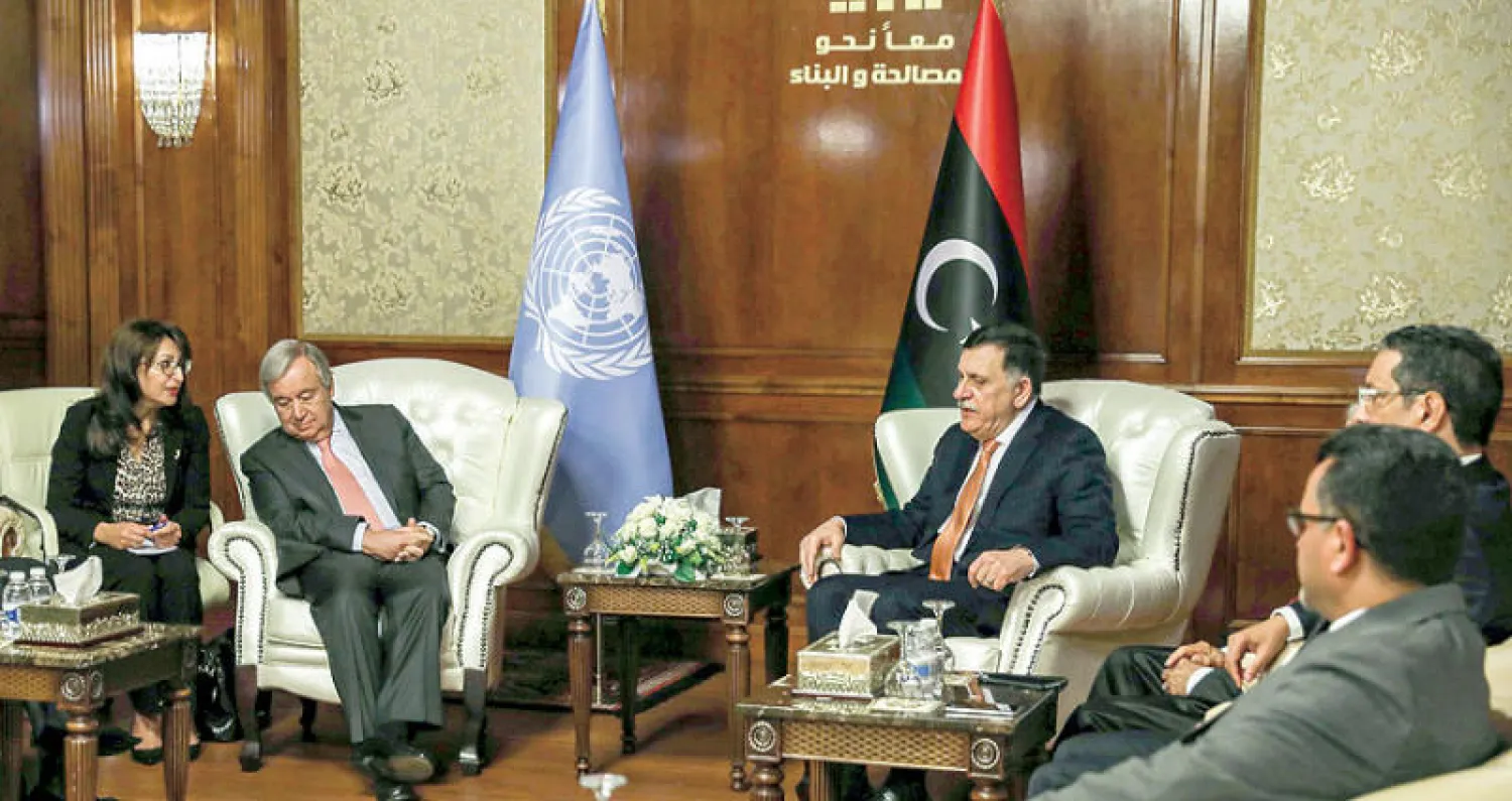 جانب من لقاء فائز السراج مع أنطونيو غوتيريش في طرابلس أمس حول التصعيد الأمني الجديد (أ.ف.ب)