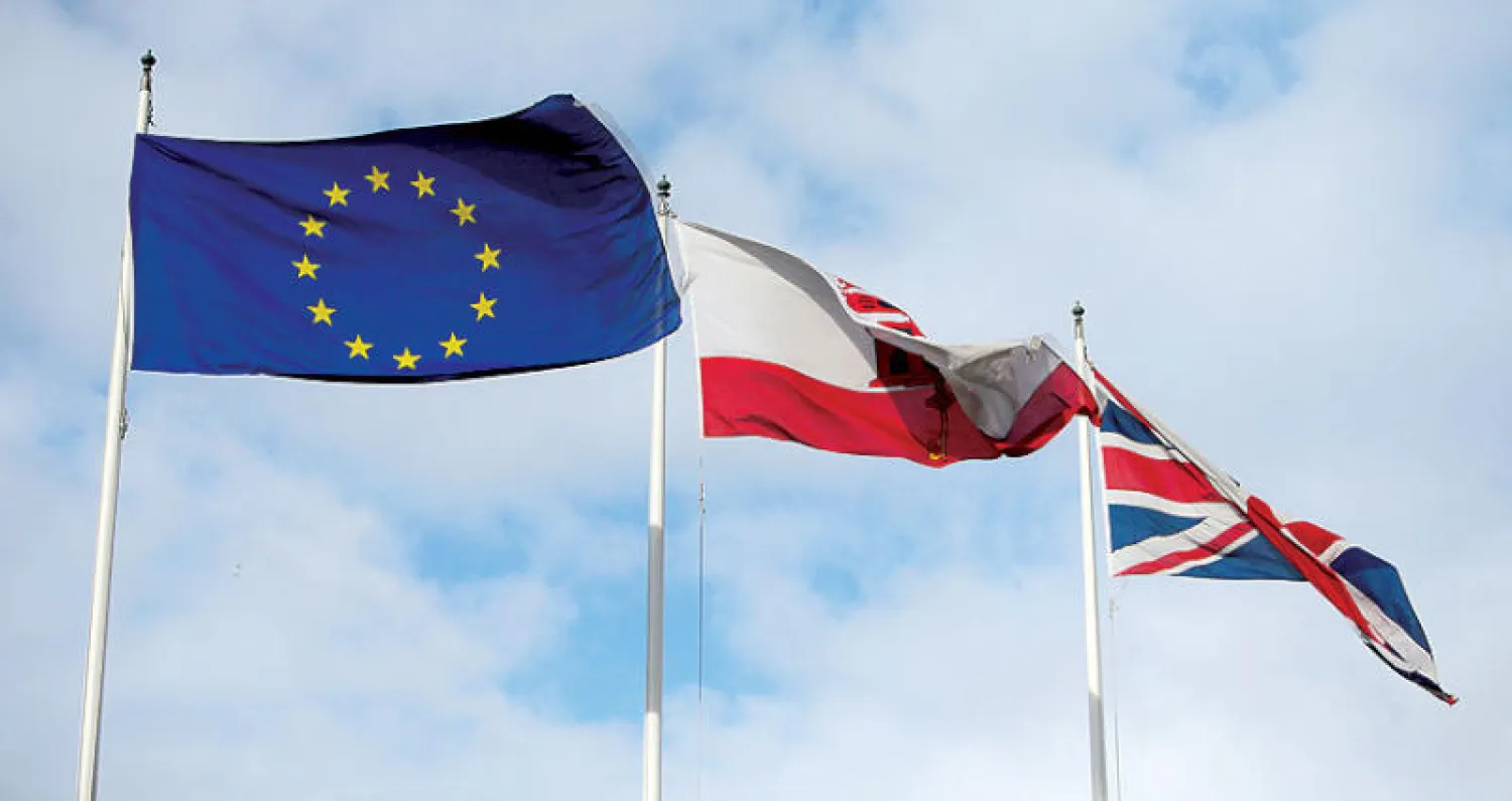 ثلاثة أعلام ما زالت ترفرف فوق الحدود الإسبانية مع جبل طارق (رويترز)