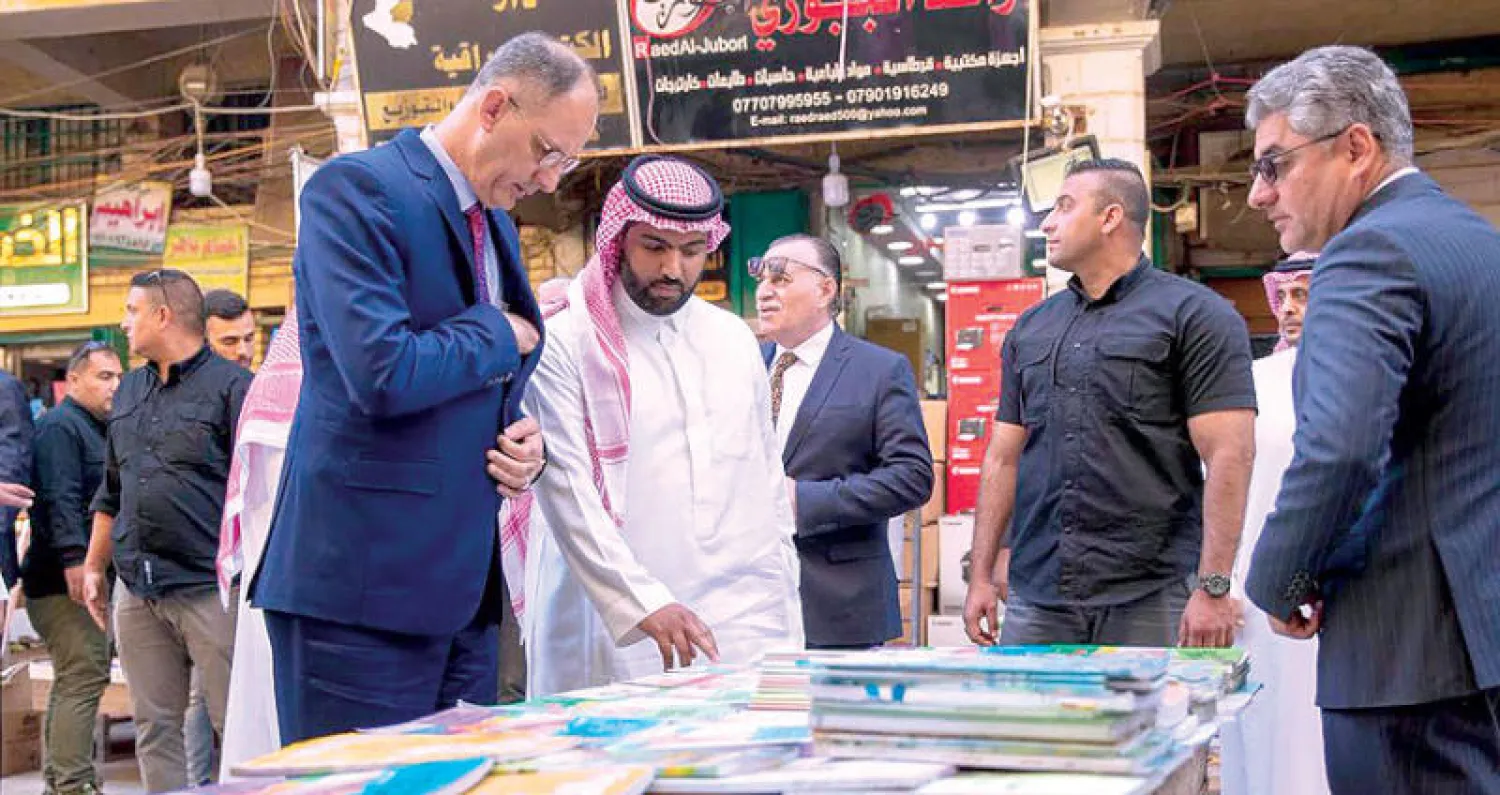 وزير الثقافة السعودي مع نظيره العراقي في شارع المتنبي (واس)