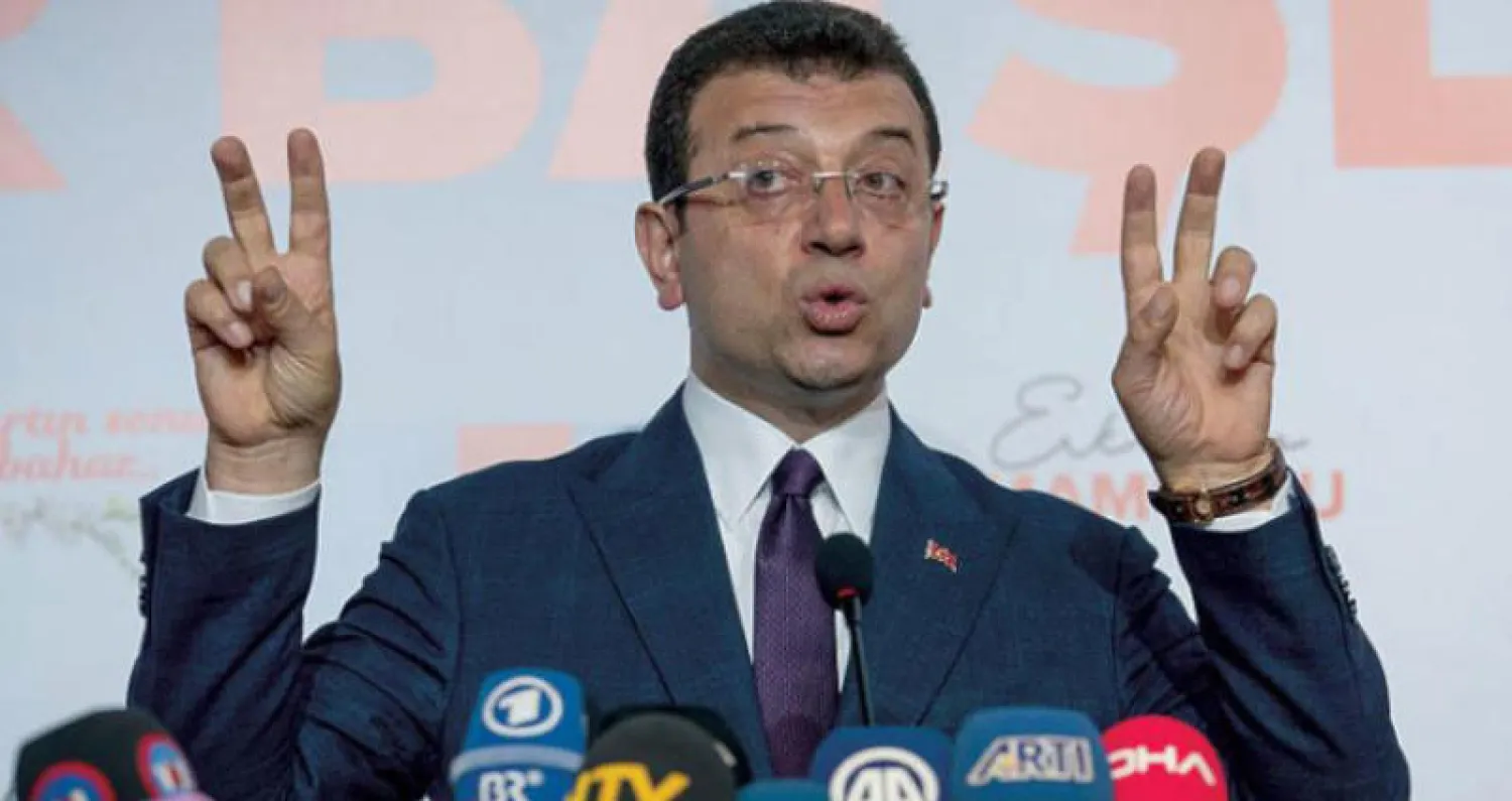 مرشح حزب الشعب الجمهوري المعارض عن بلدية إسطنبول أكرم إمام أوغلو خلال مؤتمر صحافي بعد فوزه (إ.ب.أ)